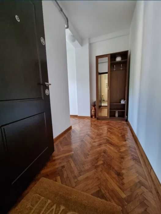 Închiriez pe termen lung apartament tip studio, central, zona Sanitas