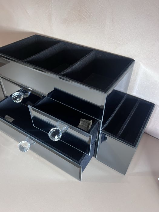 Органайзер за грим и бижута