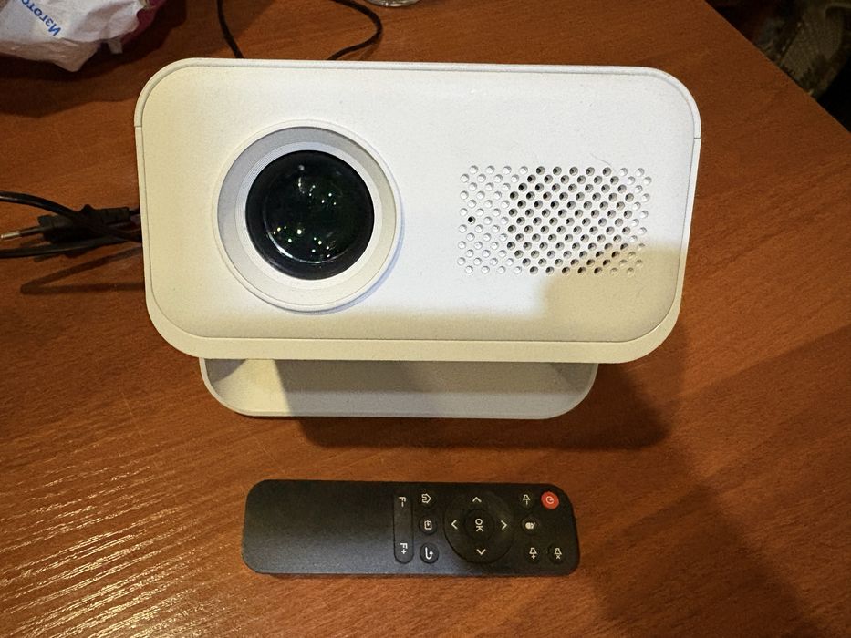 Проектор со встроеным смарт и автофокусом