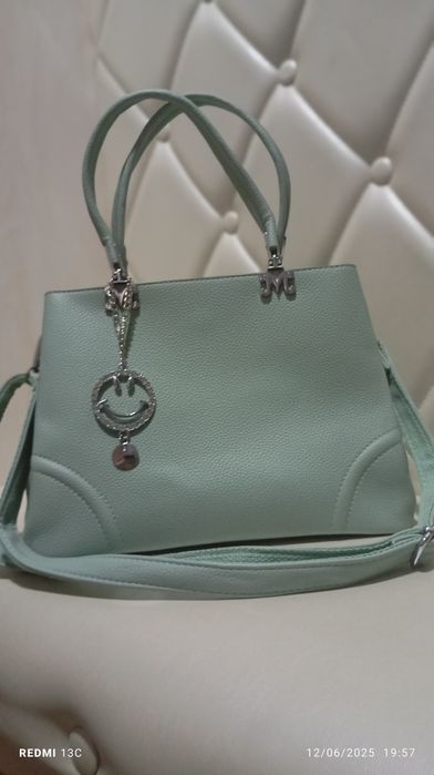 Ayollar sumkasi,katta hajmli