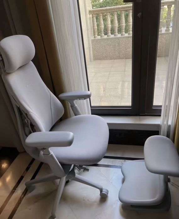 Стол Libernovo Omni се предлага за поръчка с гаранция