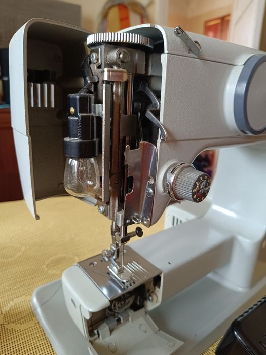 Vând mașină de cusut