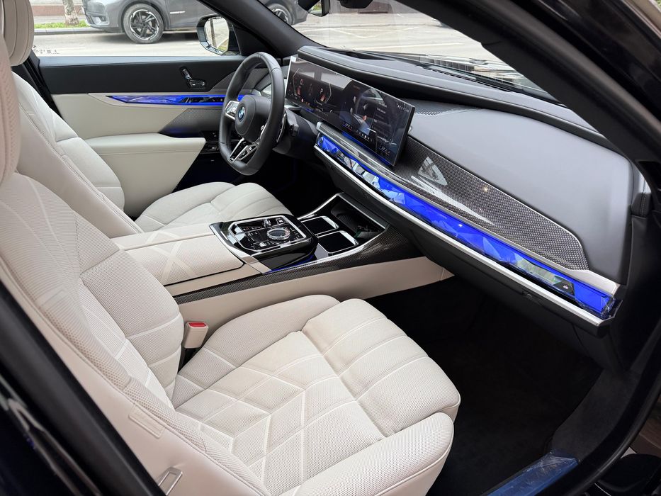 BMW SERIA 7 - 740d xDrive m-paket pro l individual l usi electrice I sky