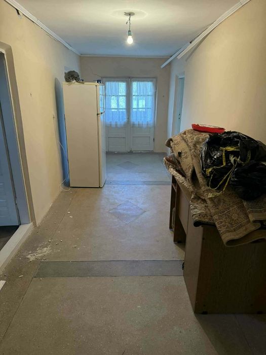 Vând casă la curte