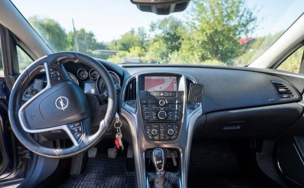 Opel Astra J Sport Tourer 2011