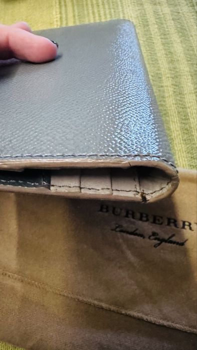 Portofel Burberry gri lucios