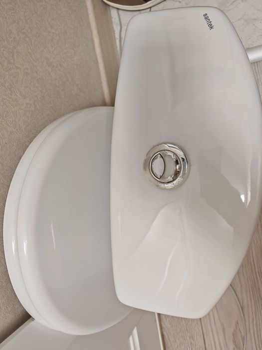 Бочок от унитаза Santek , в рабочем состоянии