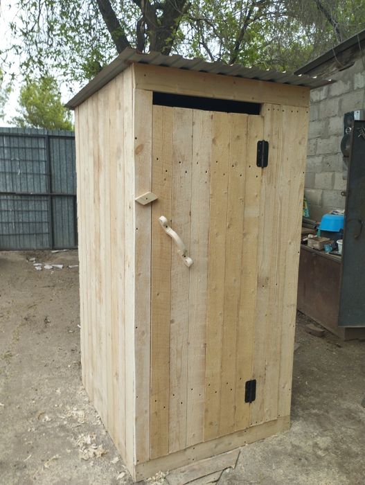 Уличная деревянный туалет