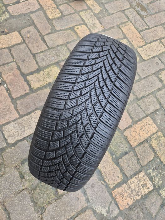 O bucată 205/55 R16 M+S iarnă - una Bridgestone