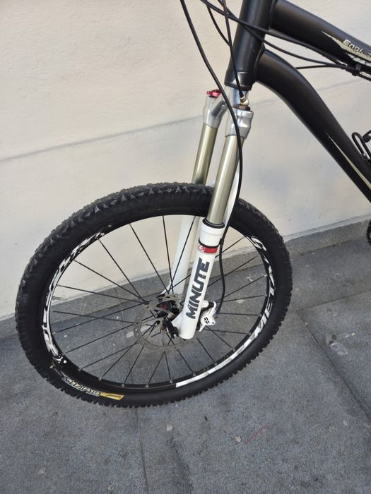 Bicicleta full suspension