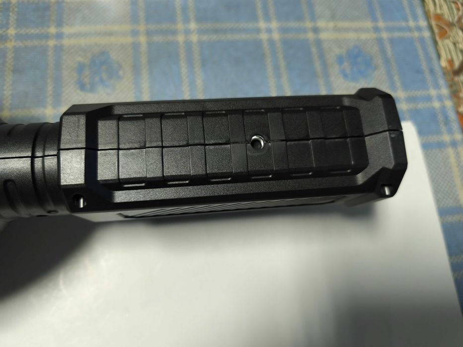 Lanterna puternica cu trepied