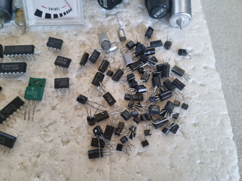 Pachet dif componente, Tranzistori mici, etc. Perfecta stare.