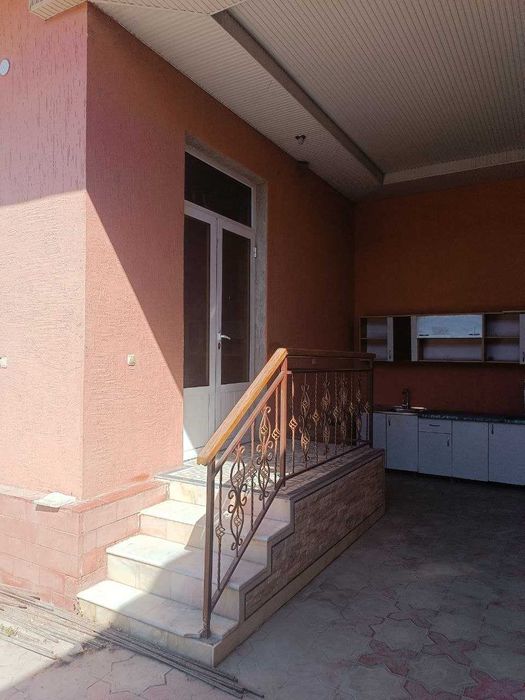 Hovli sotiladi Karmana Lola magazinni yonida