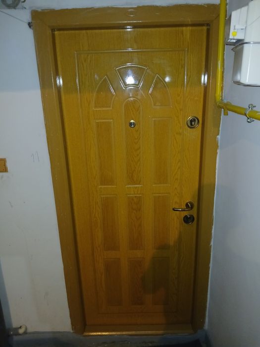Vind   ușă   de  apartament