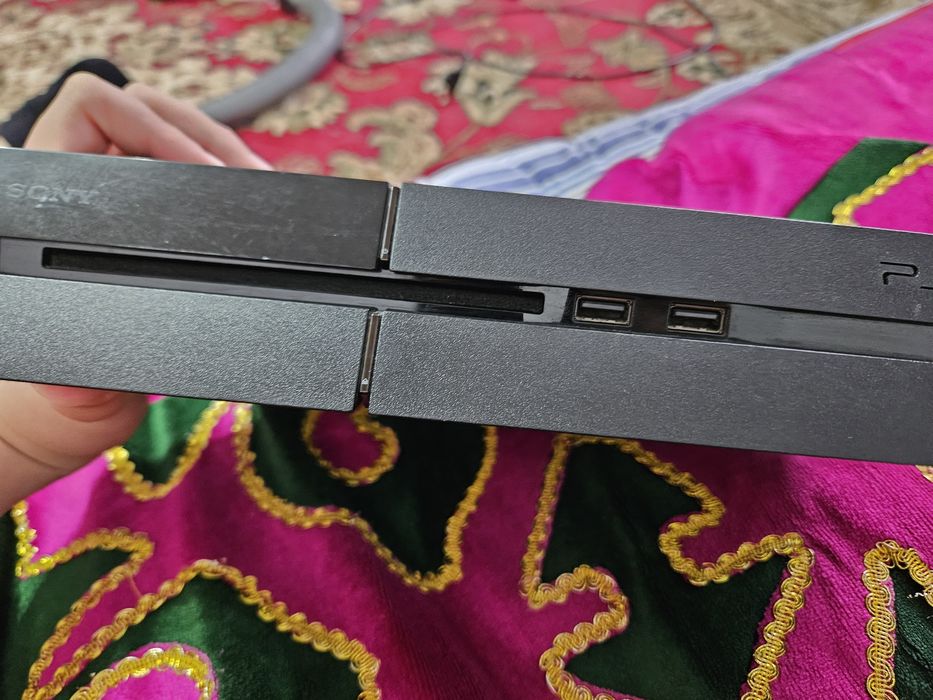Продам Playstation 4