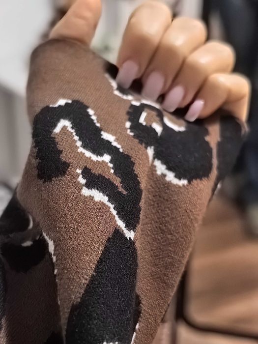 Пуловер на марката H&M