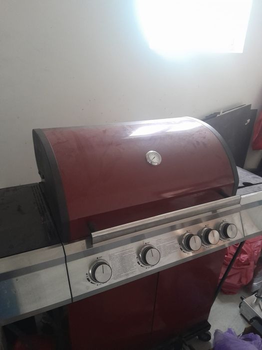 Vând Grătar pe gaz