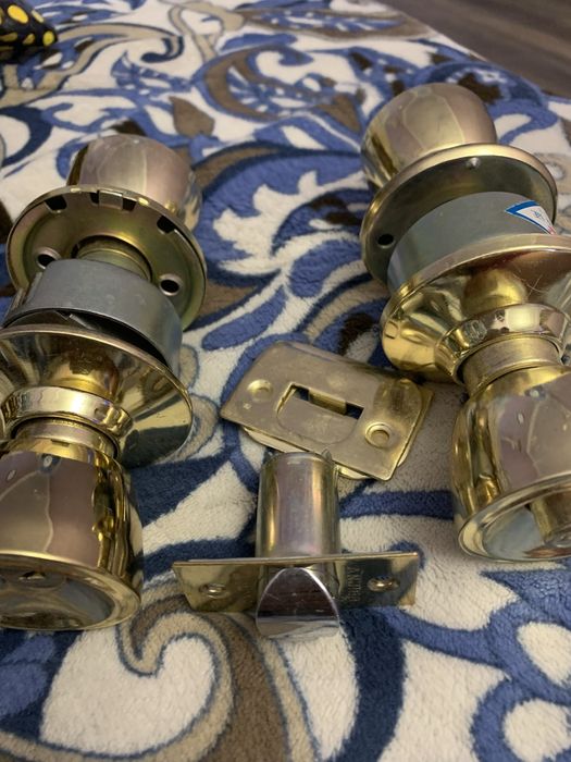 Продаю дверные ручки с замком, новые