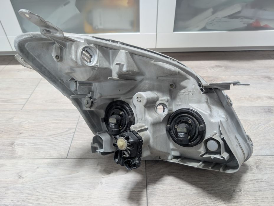 Оригинални фарове ляв и десен Toyota Corolla Verso 2001-2003