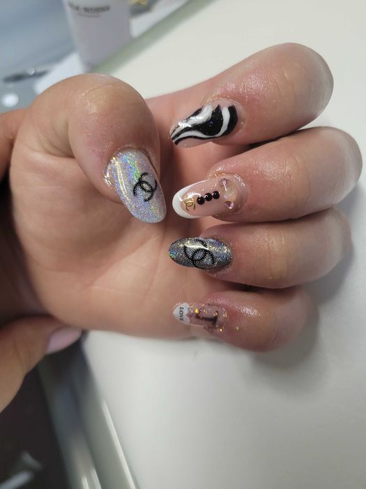 Realizez manichiura / pedichiura cu gel si semi