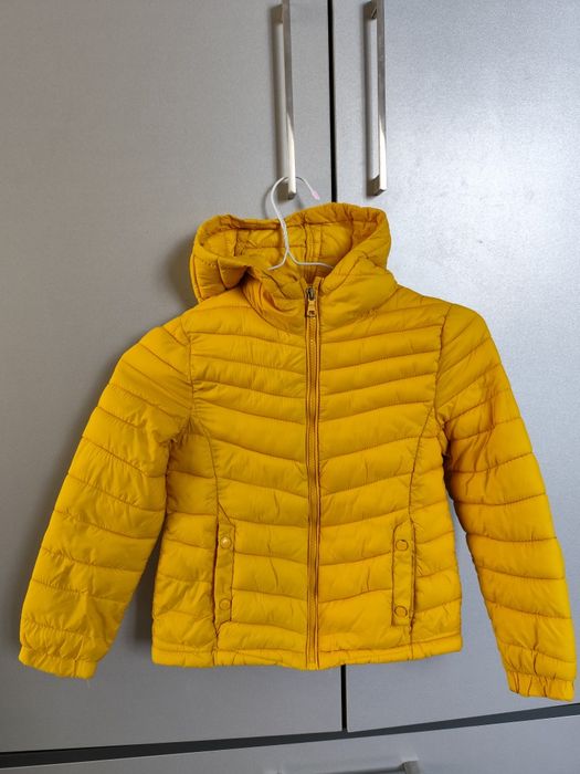 Жълто яке за момиче