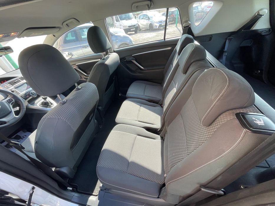 Кола под наем Toyota Verso