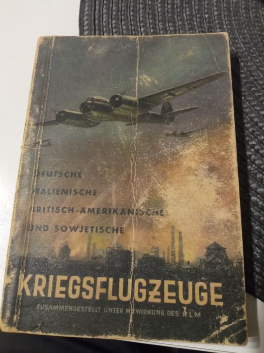 Стара книжка за немски самолети.