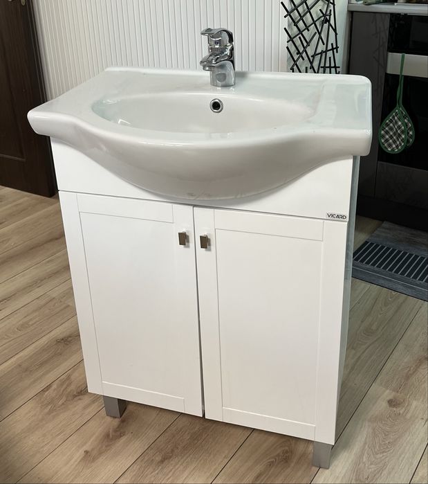 Долен шкаф за баня с умивалник и смесител!