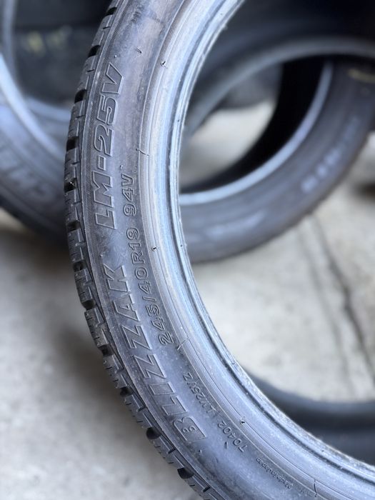 4x 245 40 19 Bridgestone Blizzak LM25 Runflat