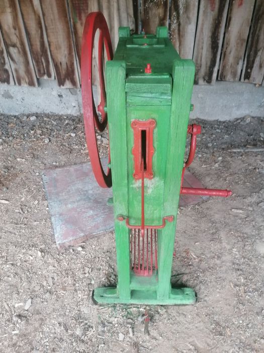 Mașină de curățat porumb manuala