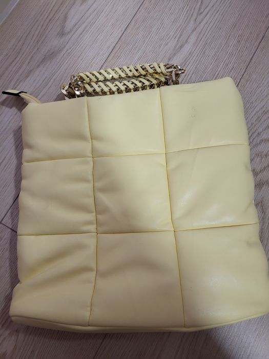 Жълта чанта с вътрешни джобове