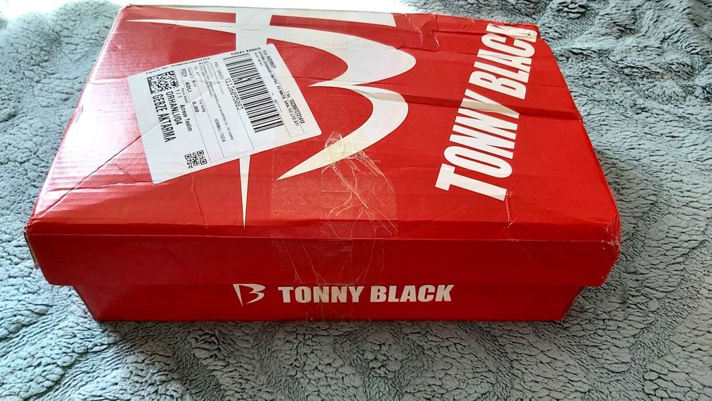 Продавам нови маратонки Tonny Black