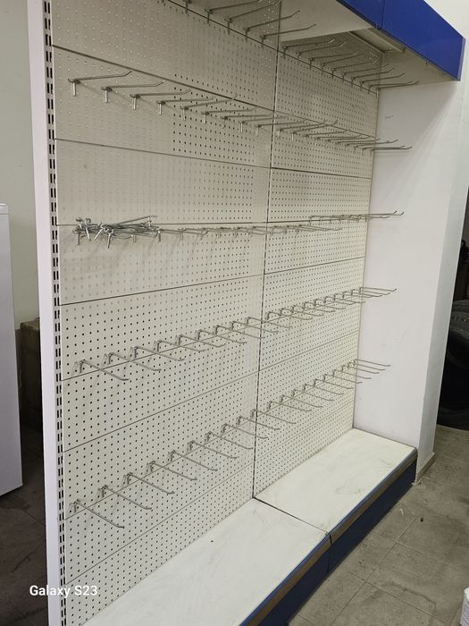 Метален стелаж със куки