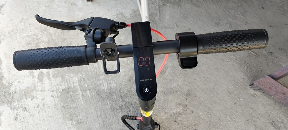 Vând trotinetă electrică Hecht  perfect funcțională, preț 1300 lei negociabil.