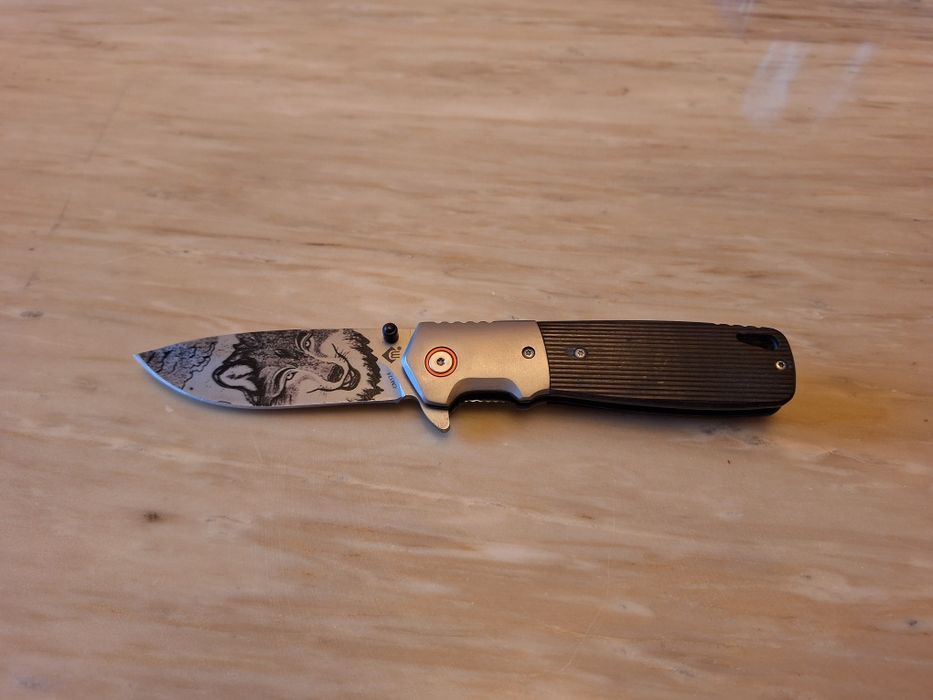 Сгъваем полуавтоматичен нож