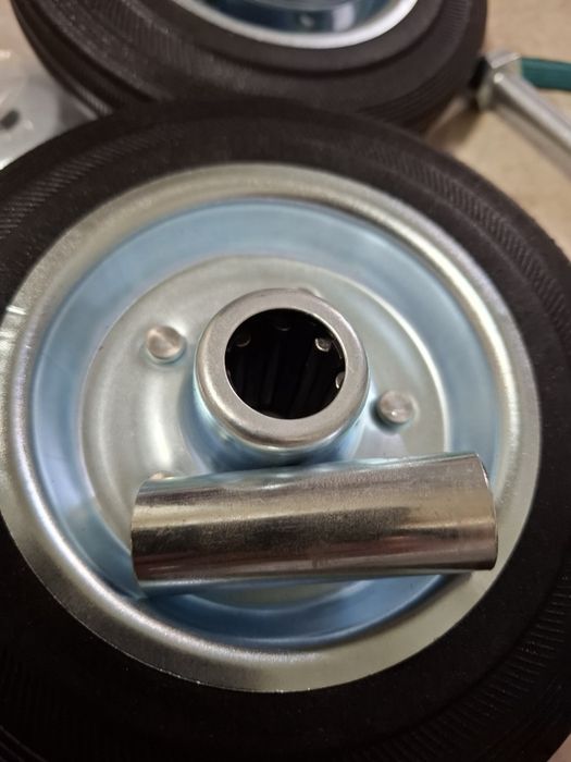 Колеса резиновые.смотрите фото.