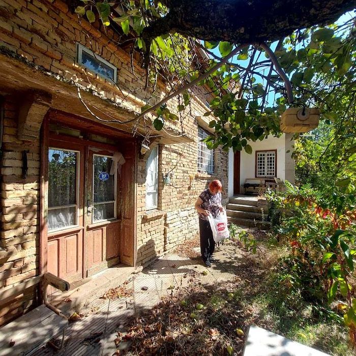 Къща с 1,5 дка в с. Макариополско на входа на Магистралата за Варна