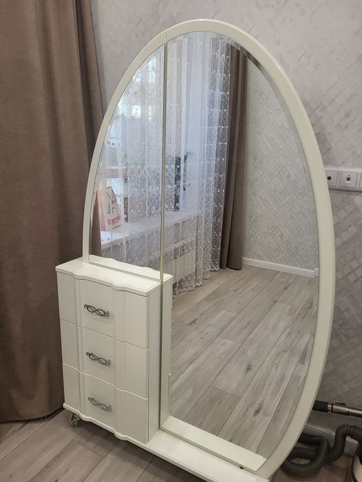 Трюмо с зеркалом