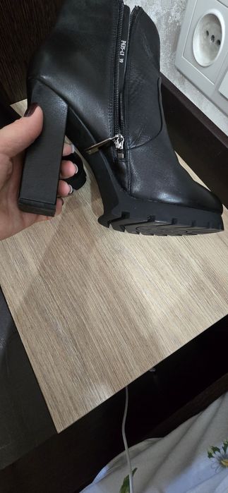 Продам ботинки весенние