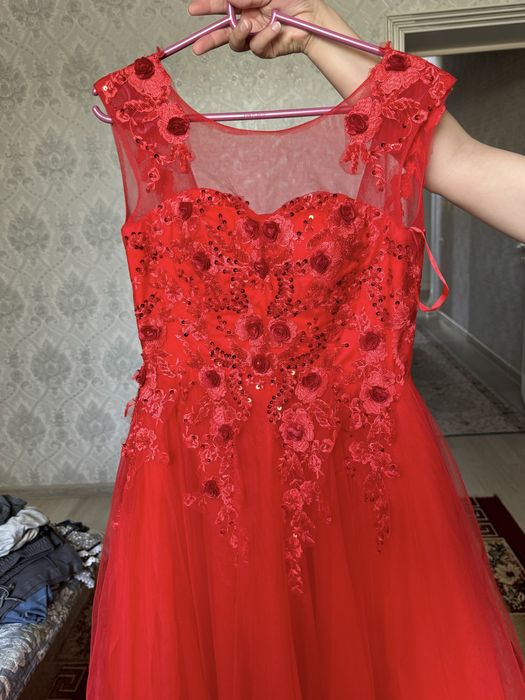 Вечернее, выпускное платье носила 1 раз