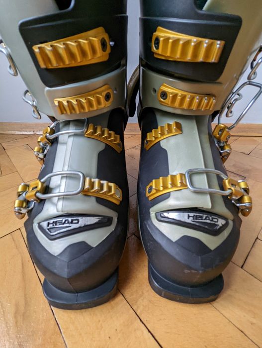 Ски оборудване- обувки, ски с автомати, щеки, каска + зимни кънки