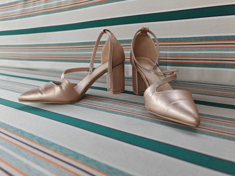 Pantofi cu toc purtati o singura data