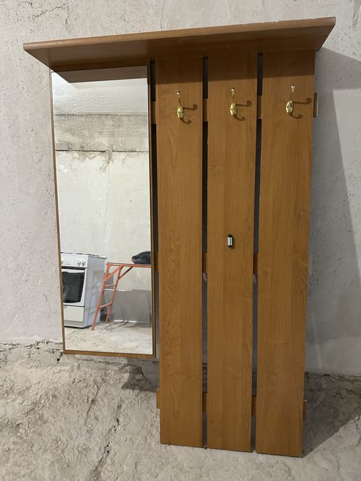 Вешалка с зеркалой