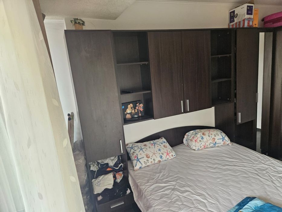 Спалня с матрак   с подвдигащ механизъм. Цена 500 лв+гардероб