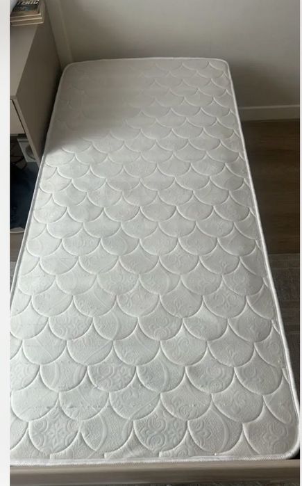 Продам кровать с матрасом