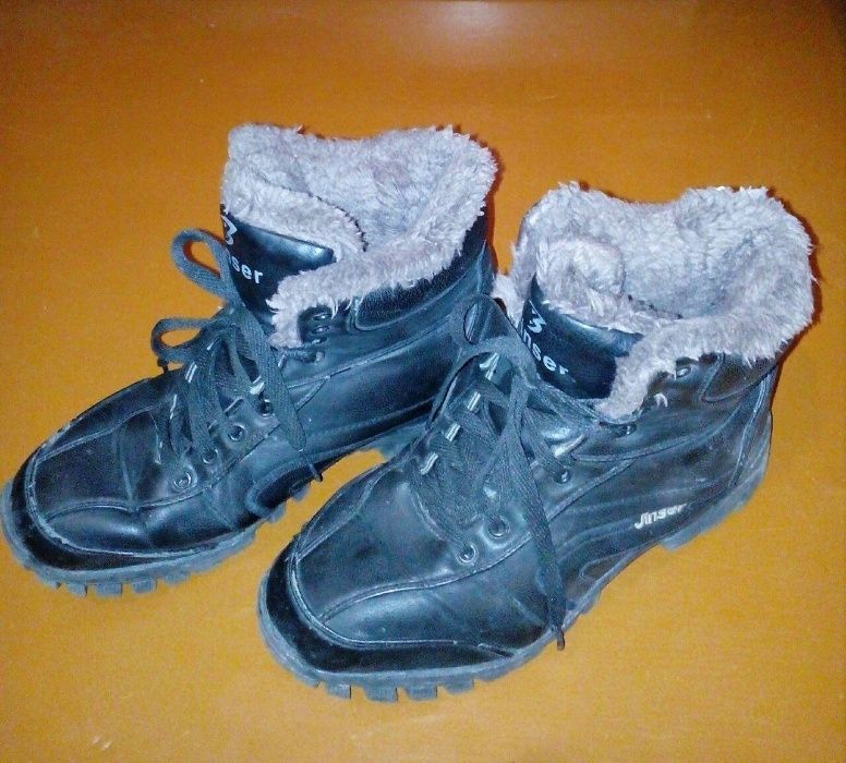 Продаются мужские ботинки