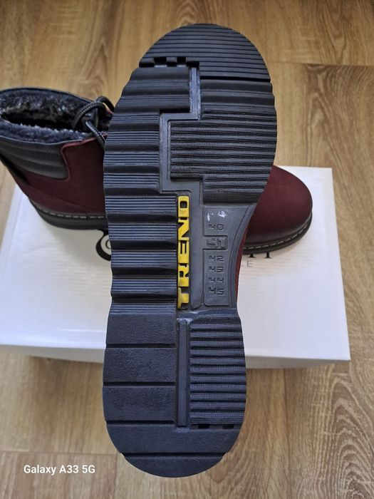 Vand ghete din piele naturala nabuc pentru bărbați. 
Interior îmblănit