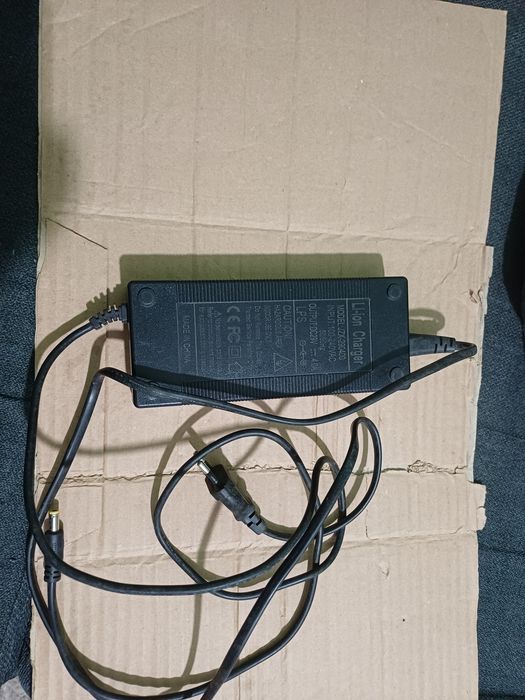 Incarcator baterii li ion 29,4v  4A perfect functional
Mufa 5,5 / 2,