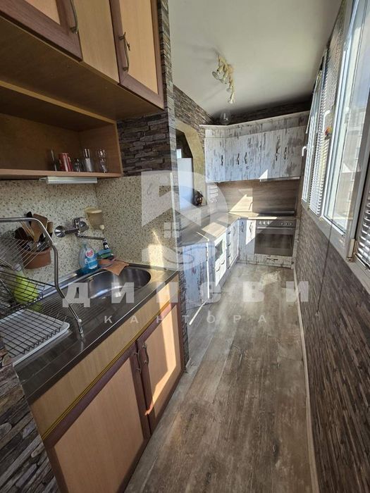 Продава тристаен апартамент до Мол Галерия