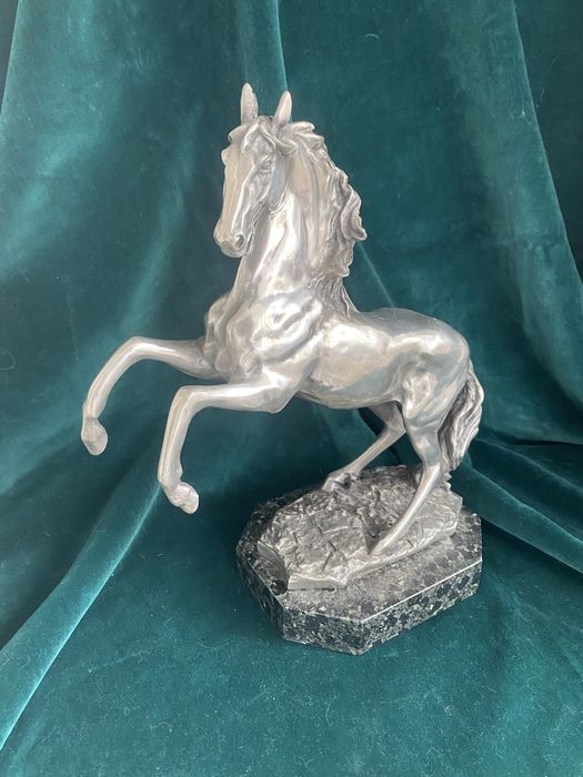 Скулптури каменни кучета, глава на слон, коне, котка Бастет, фигури